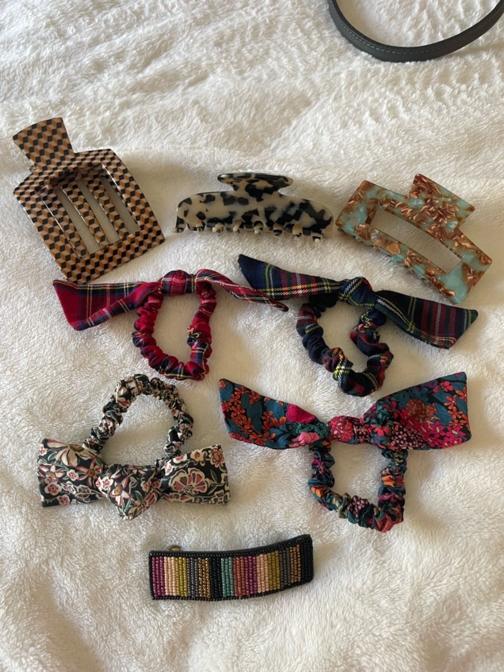Assorted Women's Hair Clips & Bow Scrunchies - Multicolor